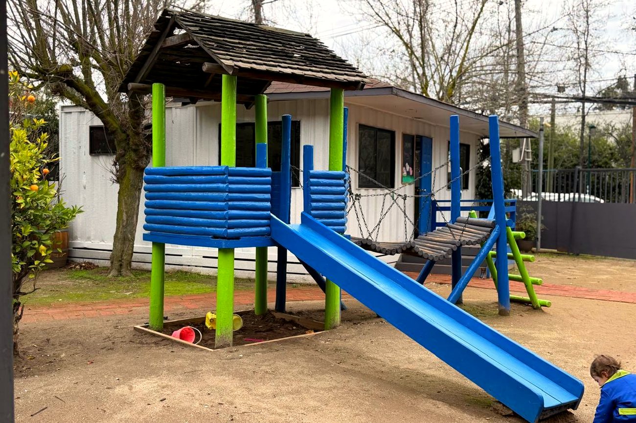 Patio de juegos con áreas verdes del jardín