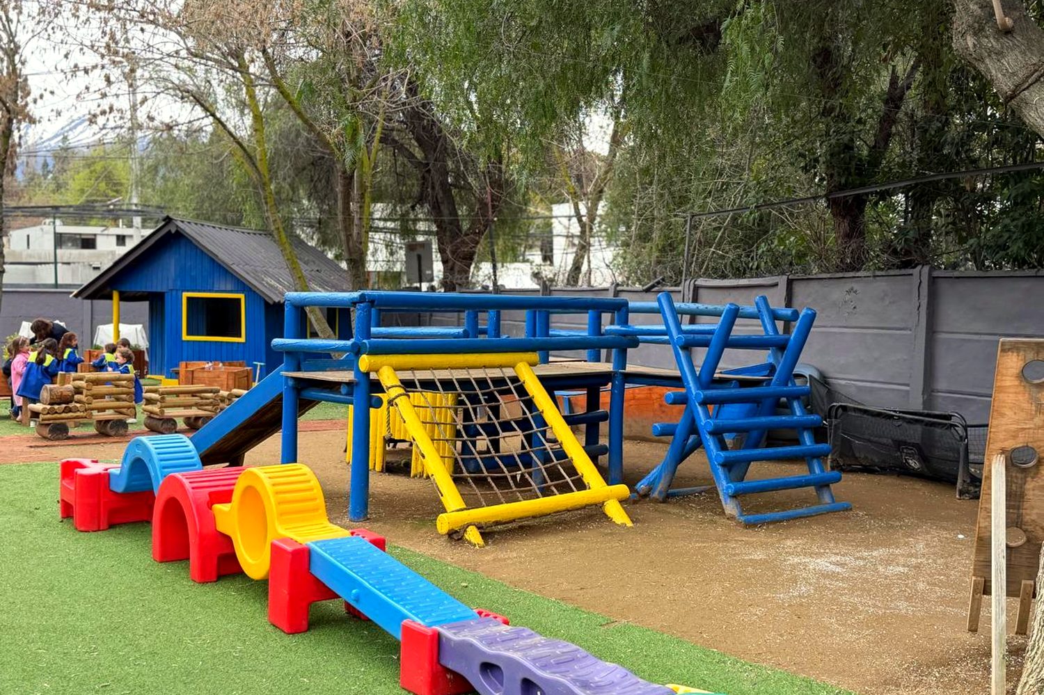 Áreas verdes y patios de juego del Jardín Infantil Santa Blanca en Lo Barnechea